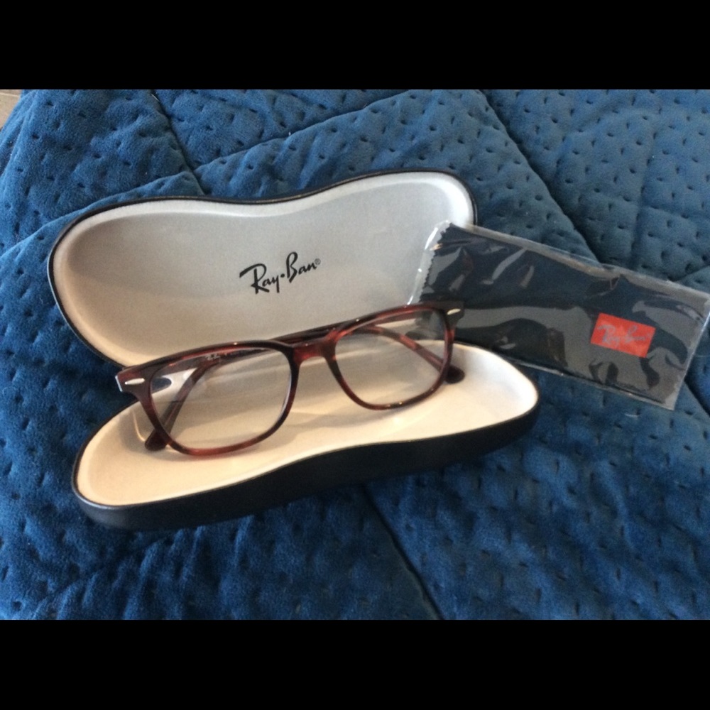 Ray-Ban glasses with case.